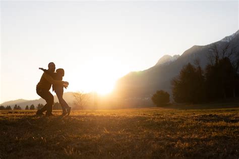 Silhouetten Von Familien In Der Natur Bei Sonnenuntergang Kostenlose Foto