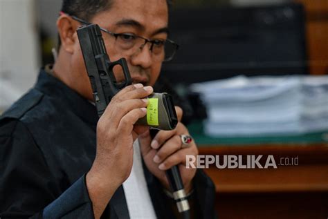 Sidang Ferdy Sambo JPU Tunjukkan Senjata Senjata Barang Bukti