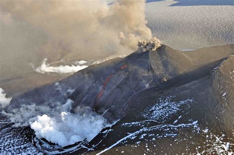 Stunning Photos Of Alaska S Erupting Veniaminof Volcano Volcano Lava