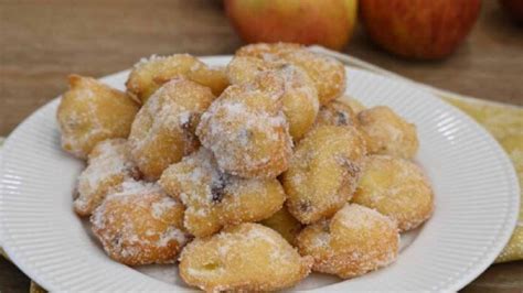 Beignets Aux Pommes Et Aux Raisins Secs Bons Et Doux