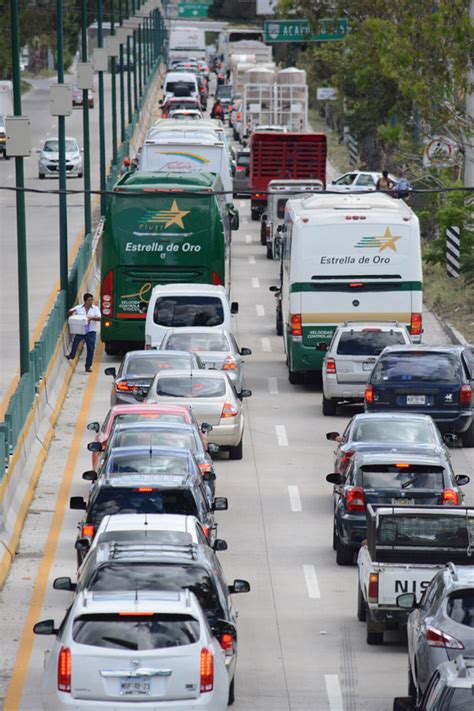 Bloquean Padres De Los 43 Normalistas Y Maestros La Carretera En