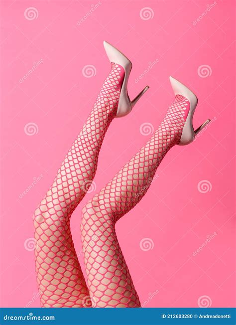 Femme Mince Portant Sexy Bas Résille Rose Et Stilettos Photo Stock