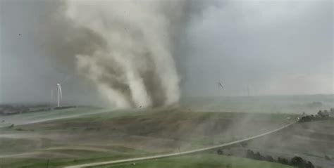 Video Of A Multi Vortex Tornado Destroying Wind Turbines Borninspace