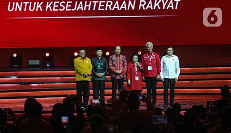 Kala Jokowi Dan Ganjar Pranowo Gandeng Megawati Di Rakernas PDIP Foto