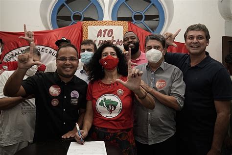 É Preciso Sonhar E é Possível Lutar Diz Marina Do Mst Em Ato De