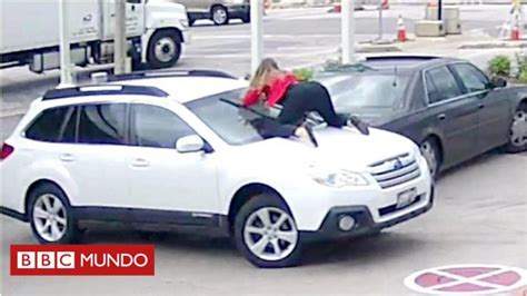 VIDEO La intrépida mujer que saltó sobre su auto para evitar que se