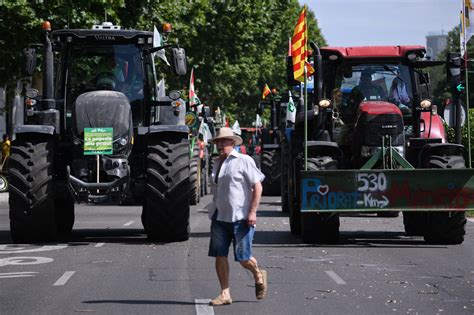 La tractorada de los agricultores en Madrid en imágenes