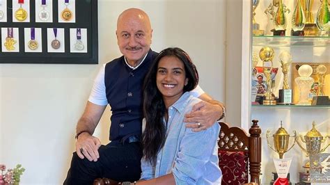 Anupam Kher at PV Sindhu Home పవ సధ ఇటక అనపమ ఖర