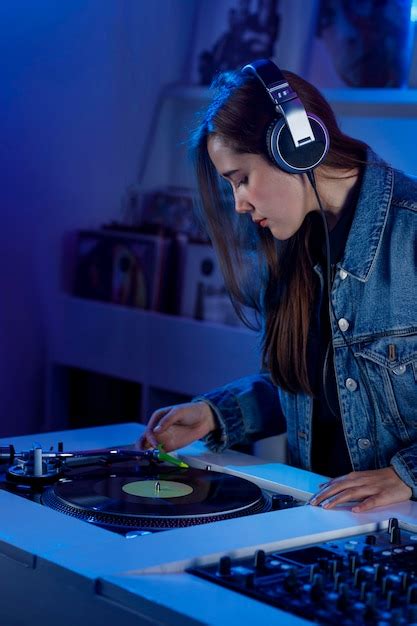 Premium Photo Joven Mujer Dj Latina Mezclando Msica En Una Tienda De Discos De Vinilo