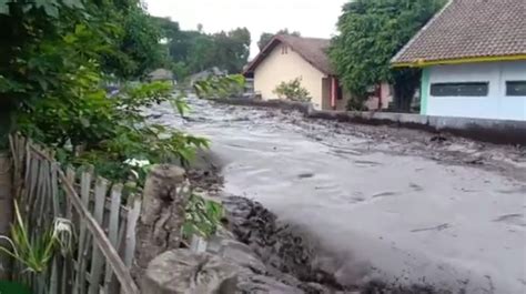 Hujan Deras Di Gunung Suket Banjir Bandang Landa Kawasan Kecamatan Ijen