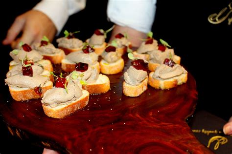 Canapes Con Pate De Foie