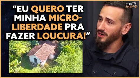 Sobrevivencialista na construção de uma casa autossuficiente À Deriva