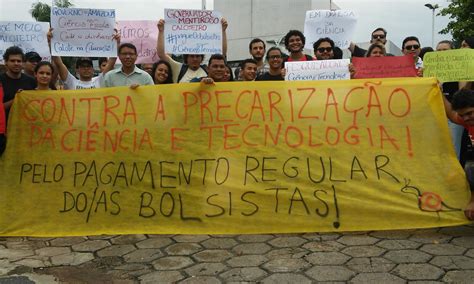 Pesquisadores Protestam Em Frente Sede Do Governo