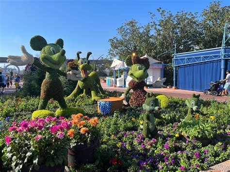 Cutting Hedge Flower And Garden Topiaries In Epcot