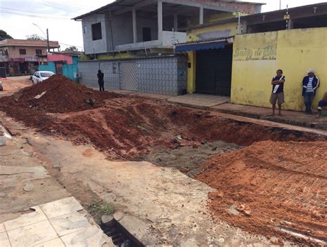 Buraco Se Abre Em Rua Após Problema Em Rede De Drenagem Na Zona Centro