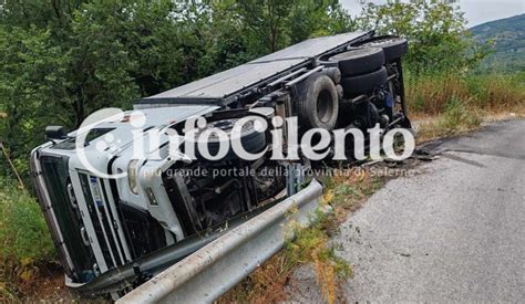 Felitto Si Ribalta Un Camion Che Trasporta Legna Illeso Il Conducente