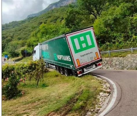 Isera Camion In Bilico Sulla Strada Provinciale Intervengono I Vigili