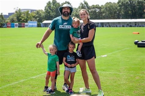 Kylie Kelce Dan Putri Putrinya Bersorak Penuh Kasih Jason Kelce