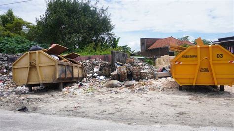 Montones De Basura En Vertederos Con Basureros Pueden Basurar Y Verter