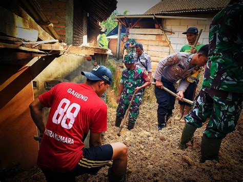 Personel Gabungan Di Bendungan Gotong Royong Bantu Warga Terdampak