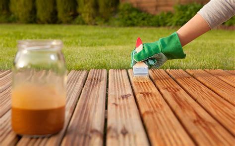 Comment Et Pourquoi Appliquer Un Saturateur Id Terrasse Bois