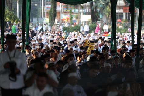 Pj Gubernur A Fatoni Tunaikan Ibadah Sholat Idul Adha 1445 H Di