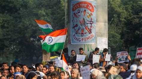 Jamia Students Continue Anti Caa Protest In Delhi Share Tea With Cops