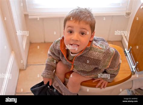 Joven Hijo Sentado En El Inodoro Loo Lavatorio Bog Wc Cjwh Fotograf A