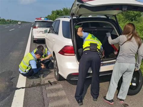 高速公路上车辆爆胎女司机手足无措 民警及时救助获群众好评 澎湃号·政务 澎湃新闻 The Paper