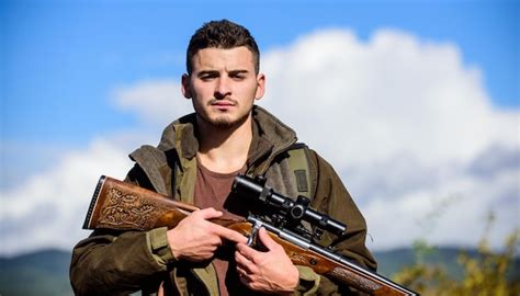 Hombre Con Fondo De Naturaleza De Equipo De Caza De Rifle Aseg Rese De