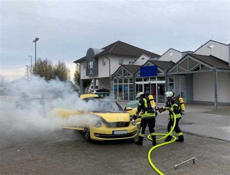 Feuerwehr Brilon löscht brennendes Fahrzeug