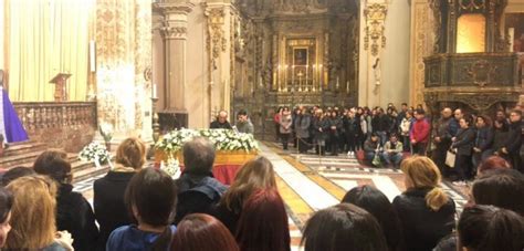 Uccisi Dall Onda Assassina Ad Acireale Lacrime E Dolore Ai Funerali Di