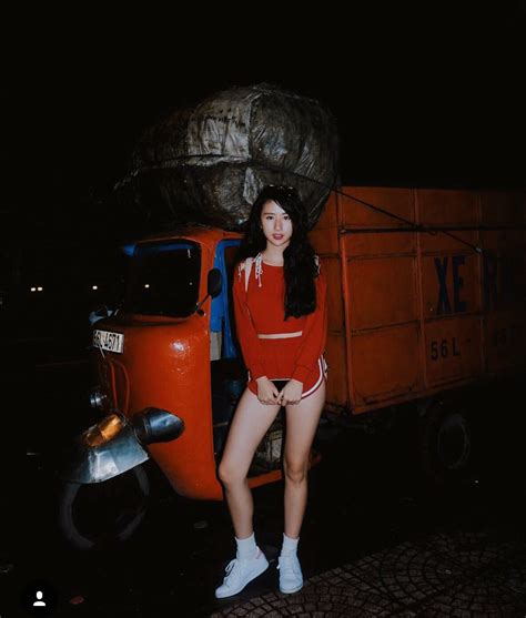 Trong Khi C Th Gi I Thi Nhau Sexy Th Hot Girl N Y V N Ghi I M B I S D Th Ng V Ng T