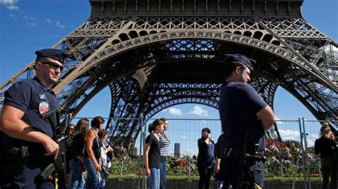 La Torre Eiffel Se Rodear De Un Muro De Cristal Antibalas