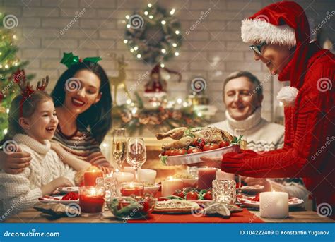 La Familia Celebra La Navidad Imagen De Archivo Imagen De Navidad