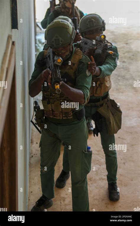 Les Soldats Des Forces Sp Ciales Ivoiriennes Se Pr Parent Briser Une