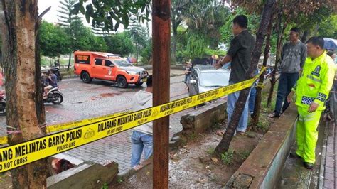 Pegang Tiang Lampu PJU Saat Hujan Bocah SD Di Bogor Tewas Tersengat