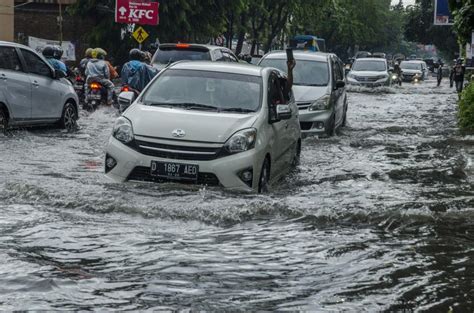 Enam Kecamatan Di Bandung Banjir 300 Rumah Terendam Republika Online