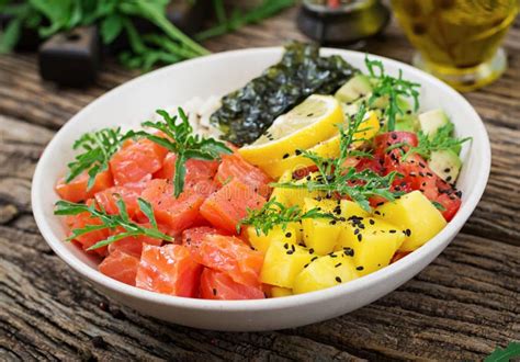 Los Pescados De Color Salm N Hawaianos Empujan El Cuenco Con Arroz El