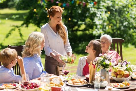 Vacaciones De Ocio Y Personas Concepto Familia Feliz Teniendo Cena