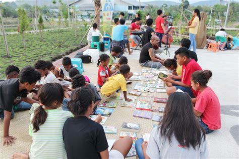 Garden library brings books to public spaces in Kupang, Atambua - Books - The Jakarta Post