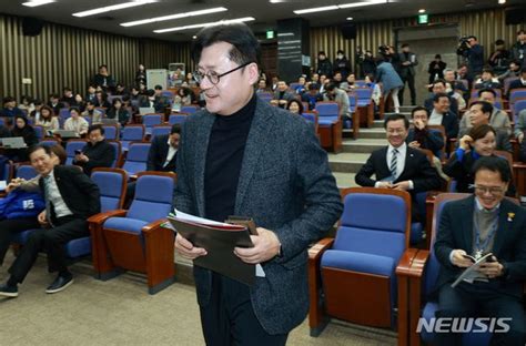 발언대 향하는 홍익표 더불어민주당 원내대표 네이트 뉴스