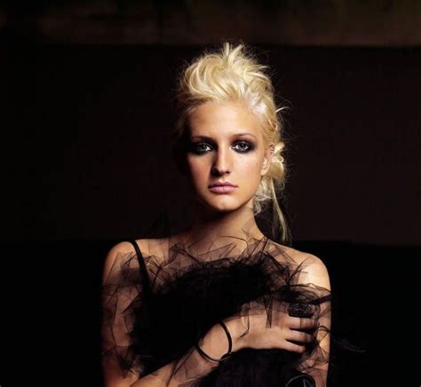 L O V E EN ESPAÑOL Ashlee Simpson LETRAS