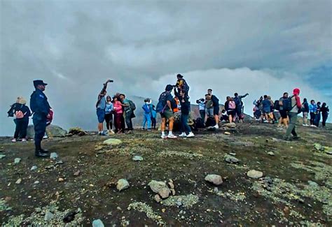 Turistas de distintas nacionalidades disfrutan de la vista en el Volcán