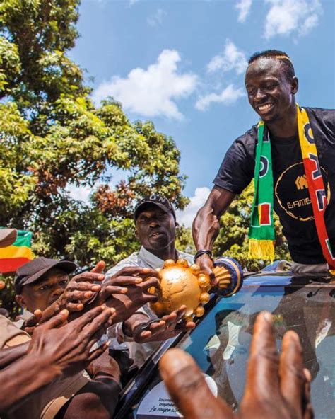 Sadio Mané de retour à Bambali son village natal au Sénégal L Équipe