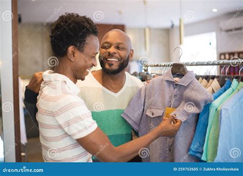 Vestida De Casal Gay Africano Feliz Escolhendo Roupas Para Vestir Imagem De Stock Imagem De