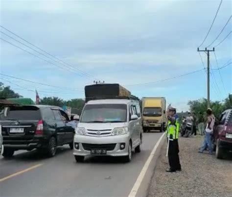 Gunakan Alat Berat Proses Evakuasi Truk Trailer Tabrakan Dengan Bus