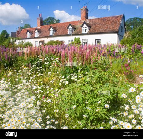 Country cottages hi-res stock photography and images - Alamy