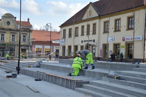 Bochnia Na bocheńskim Rynku pojawiły się nowe drzewa w ogromnych