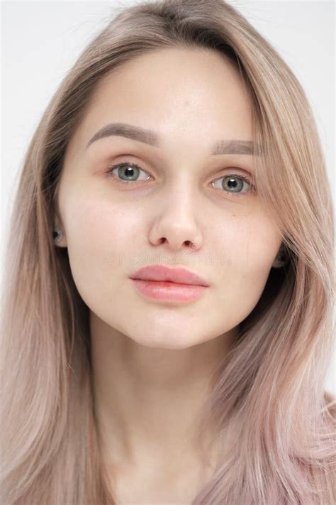 Het Gezicht Van Een Mooi Jong Meisje Met Nat Zwart Haar Close Up Oosterse Verschijning Nude Make